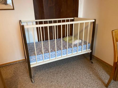 a crib in the corner of a room at Casa Mari in Bidogno