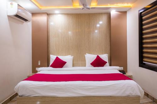 Ein Bett oder Betten in einem Zimmer der Unterkunft Hotel Pushkar City Inn