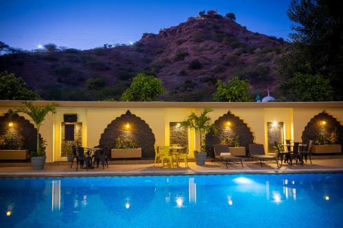 Der Swimmingpool an oder in der Nähe von Hotel Pushkar City Inn