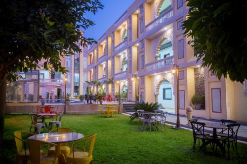 ein Innenhof mit Tischen und Stühlen vor einem Gebäude in der Unterkunft Hotel Pushkar City Inn in Pushkar