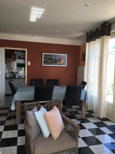 サン・リュネールにあるLa maison des couleursのテーブルとソファのあるリビングルーム