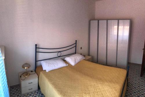 1 dormitorio con 1 cama con 2 almohadas blancas en Simple and very nice en Olbia