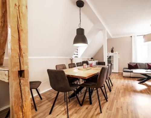 een eetkamer en een woonkamer met een tafel en stoelen bij Ferienwohnung Julia in Suhl