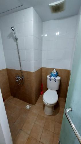Phòng tắm tại Apartemen Green Pramuka By AHF Pro