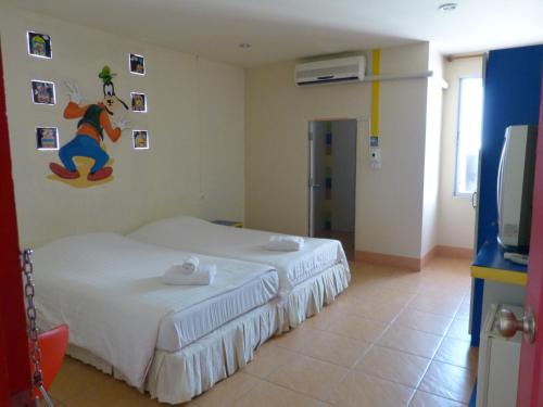 een hotelkamer met een bed en een tv bij Silver Reef in Udon Thani