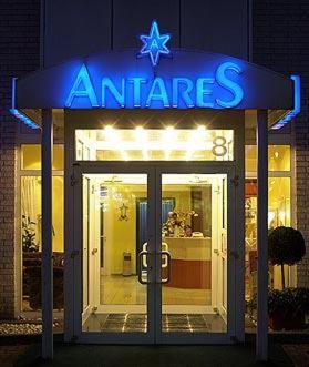 una tienda con un cartel azul encima en Hotel Antares, en Oldenburg
