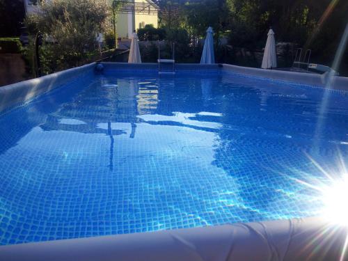 una grande piscina con piastrelle blu di Vigo a Labin