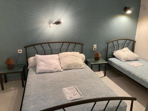 a room with two beds and two tables with lamps at Gîte domaine de la source bas in Vias