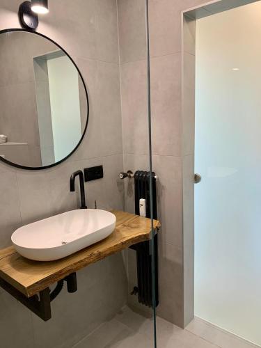 ein Bad mit einem Waschbecken und einem Spiegel in der Unterkunft Appartement 509 in Klagenfurt am Wörthersee