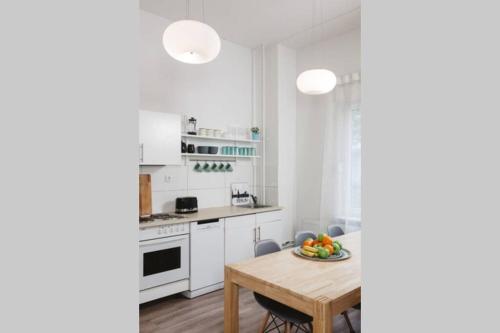 Een keuken of kitchenette bij City Apartment near Shooping Center, 6 guests