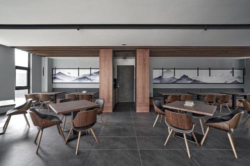 a restaurant with tables and chairs in a room at Yen Hotspring in Ruisui