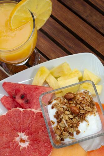 インの敷地内または近くでの食事または食べ物
