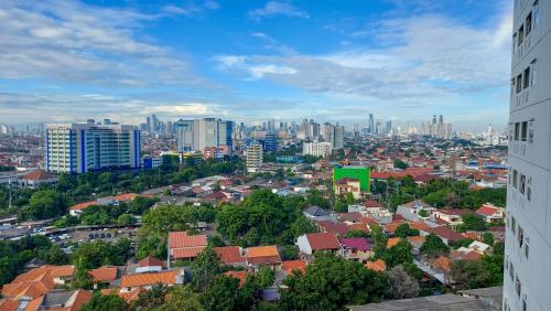 vistas a una ciudad con edificios en Green Pramuka By AHF Pro, en Yakarta