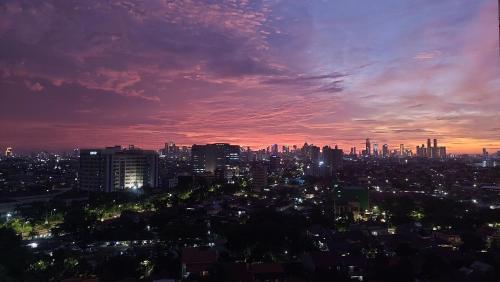 una vista de una ciudad por la noche con un cielo nublado en Green Pramuka By AHF Pro, en Yakarta