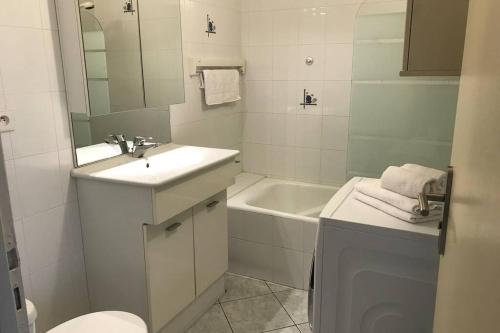 une salle de bain avec un lavabo, des toilettes et une baignoire dans l'établissement Le Vert Bois - calme, verdure, terrains de tennis, à Annecy