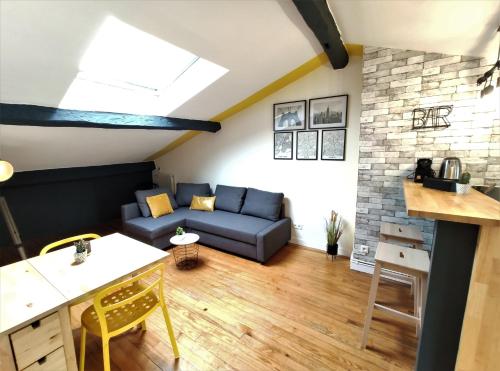 un salon avec un canapé et une table dans l'établissement LA TERRASSE DE JEANNE - Vue Magnifique - Netflix, à Toulouse