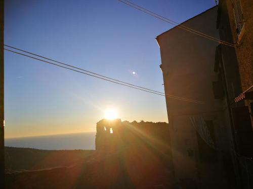 a view of the sun setting over a building at ALLOGGIO S.ANNA in Isola del Giglio