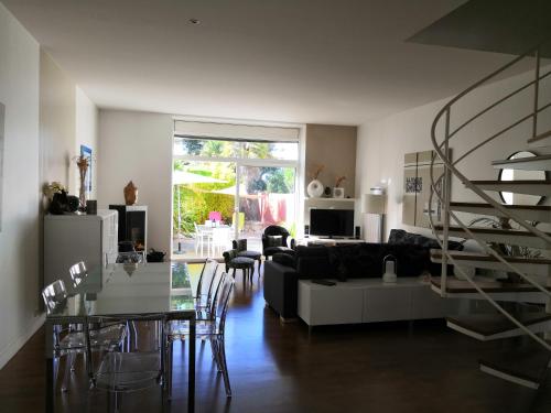 un salon avec un canapé et une table dans l'établissement Maison de ville Royan centre - Meublé tourisme 4 étoiles, à Royan