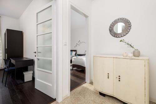 a room with a white door and a bedroom at Apartman Altamar Rijeka in Rijeka