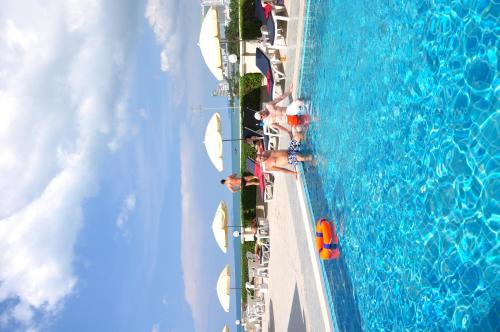 Bazén v ubytování Flipper Lodge Hotel - SHA Extra Plus nebo v jeho okolí