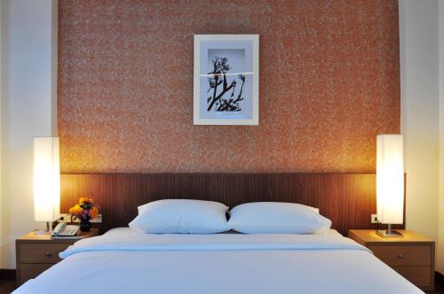 Postel nebo postele na pokoji v ubytování Flipper Lodge Hotel - SHA Extra Plus