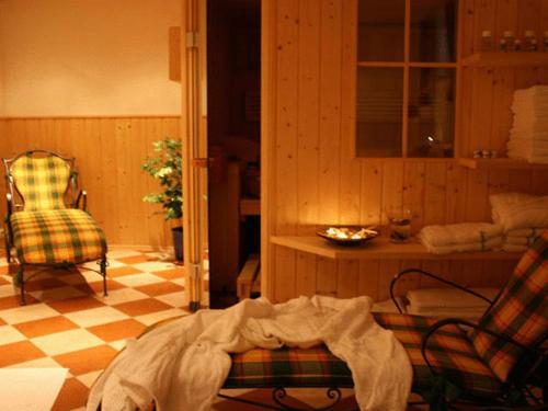 Cette chambre comprend un canapé, une chaise et une table. dans l'établissement Pension Seeblick, à Attersee am Attersee