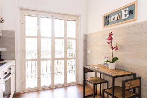 リド・ディ・オスティアにあるOstia Holiday Libertyのテーブルと大きな引き戸のあるキッチン