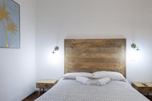 リド・ディ・オスティアにあるOstia Holiday Libertyのベッドルーム1室(白い枕2つ付きのベッド1台付)