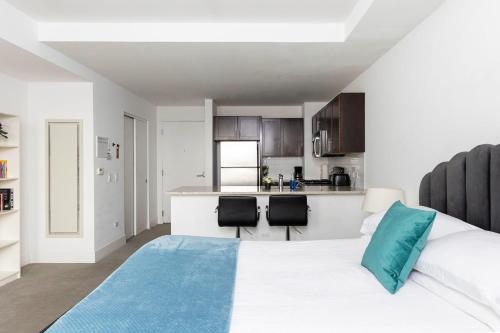 Debonair HP Studio with City View by Zencity
