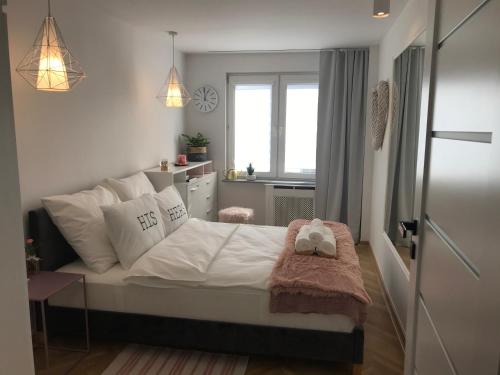 ein kleines Schlafzimmer mit einem Bett und einem Fenster in der Unterkunft Apartament Romantyczny in Sandomierz