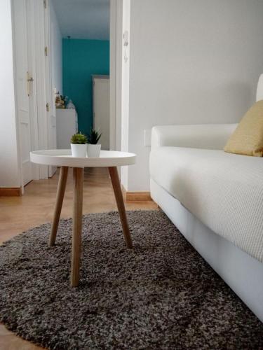 un salon avec une table à côté d'un lit dans l'établissement Cazorla Suite, à Cazorla