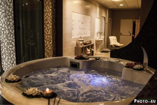 une baignoire jacuzzi dans une chambre d'hôtel dans l'établissement Grand Hotel Stella Maris Italia, à Palmi