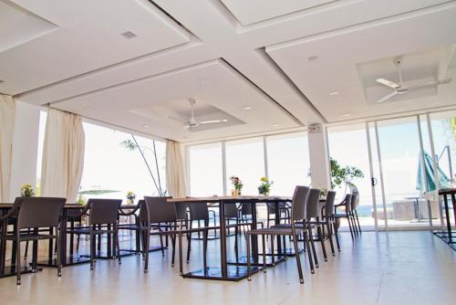 Restaurace v ubytování Ocean Suites Bohol Boutique Hotel