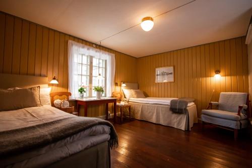 Säng eller sängar i ett rum på Hotell Dahlströmska gården