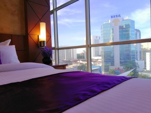 Een bed of bedden in een kamer bij StayInn Gateway Hotel Apartment