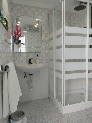 a bathroom with a shower and a sink at Casa de la abuela Tere Caminito del Rey, Valle de Abdalajís, Málaga in Valle de Abdalagís