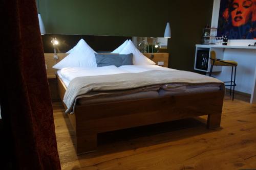 a bedroom with a bed with white sheets and pillows at Hotel & Restaurant Venner Moor in Senden