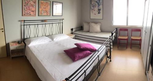 A bed or beds in a room at Emozione Marina - appartamento fronte mare