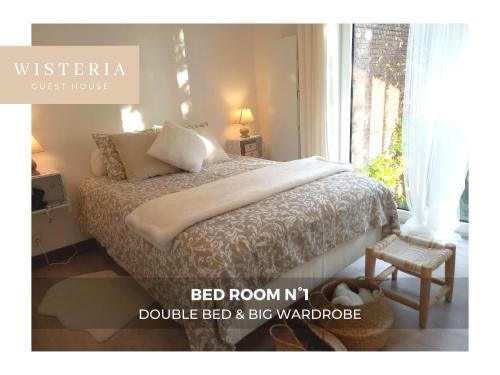 Un pat sau paturi într-o cameră la Wisteria Guest House