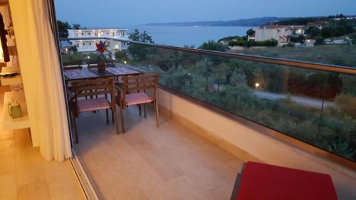 En balkong eller terrasse på Villa Evita , penthouse, 53m2 ,Athytos 450m from the beach