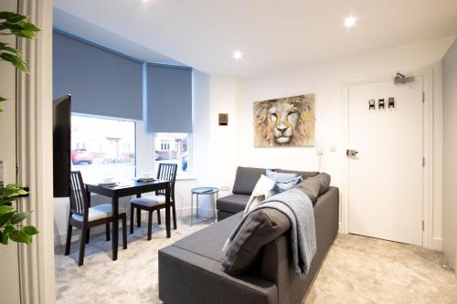 Modern 1 Bed Apartment Kingston near town centre with Free Parking