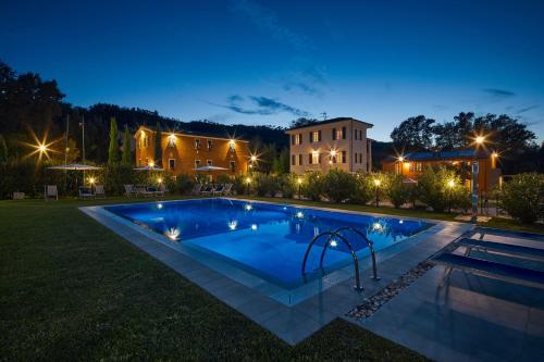 - une piscine dans une cour la nuit dans l'établissement Casa da Alice, à Lucques