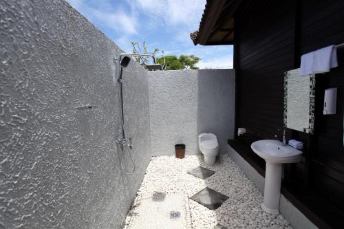 ein Bad mit einer Dusche und einem WC in der Unterkunft Bali Belva in Nusa Lembongan