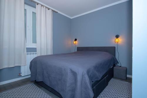 um quarto com uma cama e uma janela em Athena Apartman em Lukavica