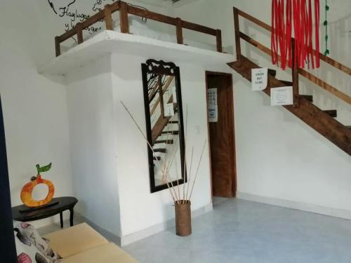 een woonkamer met een trap en een tafel bij Casa chill out in Minca