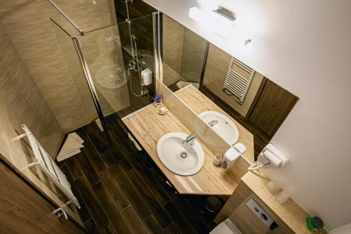 Un baño con lavabo, inodoro y ducha. en Colors Residence, en Cluj-Napoca