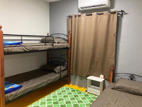 Poschodová posteľ alebo postele v izbe v ubytovaní FAHANAZ RESIDENCE