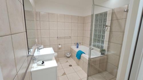 La salle de bains est pourvue d'une douche, d'un lavabo et de toilettes. dans l'établissement Se-Ayr BnB at Lighthouse, à Port Macquarie