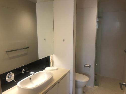 y baño con lavabo, aseo y ducha. en C-Scape Penthouse - Cowes beach front en Cowes