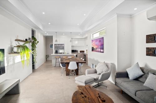 una sala de estar con un sofá y una mesa en Ocean Cove Chalet, en Quindalup